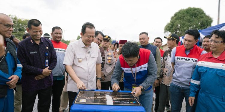 Sinergi Field Manager PEP Jambi Kurniawan Triyo Widodo bersama Bupati Muaro Jambi Bambang Bayu Suseno saat penandatanganan prasasti peresmian Jembatan Camp Topo di Struktur Ketaling. (Dok: Humas PEP Jambi)