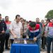 Sinergi Field Manager PEP Jambi Kurniawan Triyo Widodo bersama Bupati Muaro Jambi Bambang Bayu Suseno saat penandatanganan prasasti peresmian Jembatan Camp Topo di Struktur Ketaling. (Dok: Humas PEP Jambi)