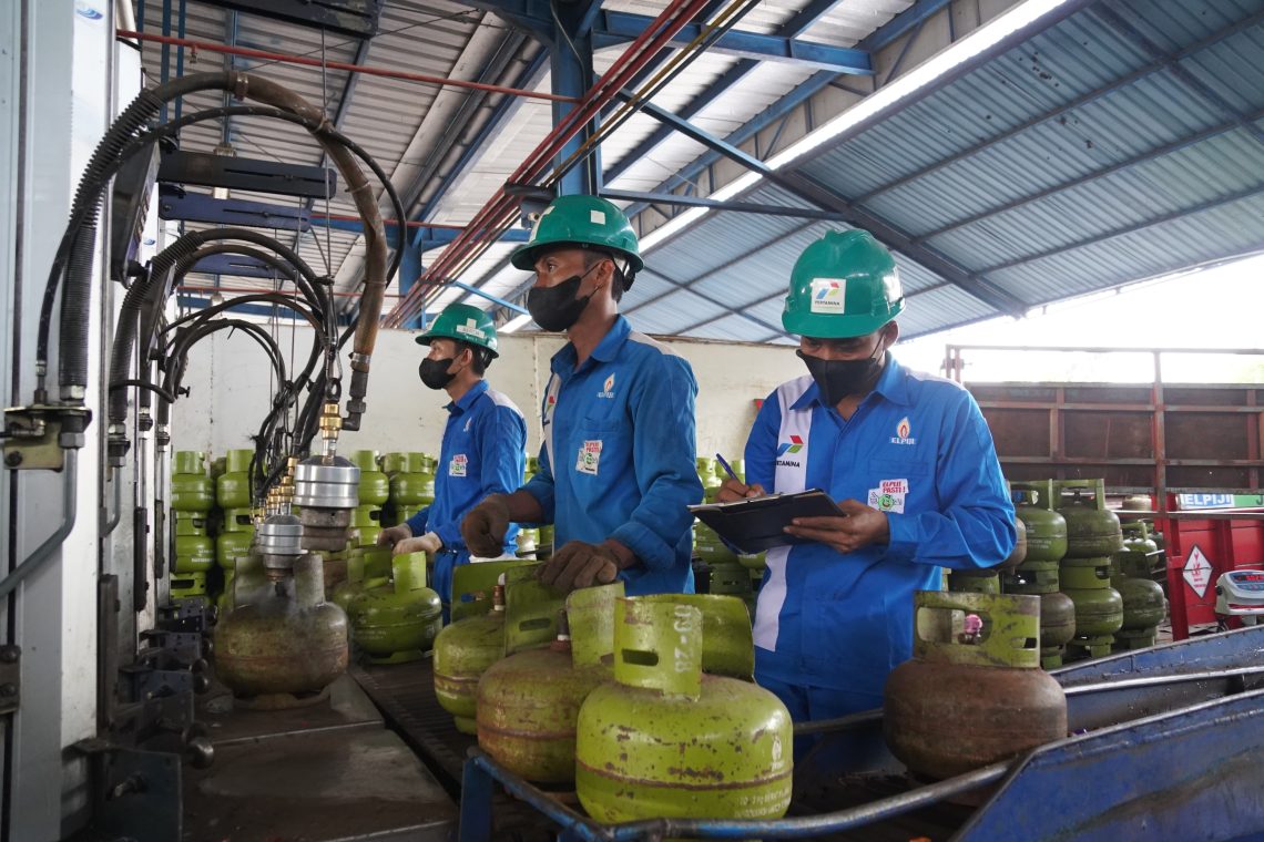 Petugas saat mengecek gas LPG sebelum diedarkan ke pangkalan gas di Jambi. (Dok: Pertamina)