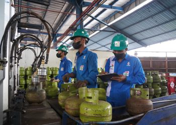 Petugas saat mengecek gas LPG sebelum diedarkan ke pangkalan gas di Jambi. (Dok: Pertamina)