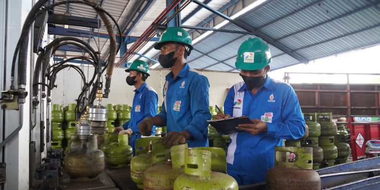 Petugas saat mengecek gas LPG sebelum diedarkan ke pangkalan gas di Jambi. (Dok: Pertamina)