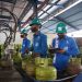 Petugas saat mengecek gas LPG sebelum diedarkan ke pangkalan gas di Jambi. (Dok: Pertamina)