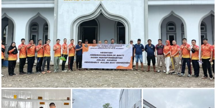 Petugas Lapas Bangko saat melakukan bakti sosial menjelang Ramadan. (Dok: Deno)