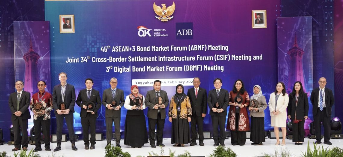 Direktur Eksekutif Kelompok Spesialis Pasar Modal OJK, Retno Ici, saat menghadiri pembukaan rangkaian kegiatan 45th ASEAN+3 Bond Market Forum (ABMF) Meeting and Other Events yang digelar di Yogyakarta, Senin (2/2). (Dok: Humas OJK)