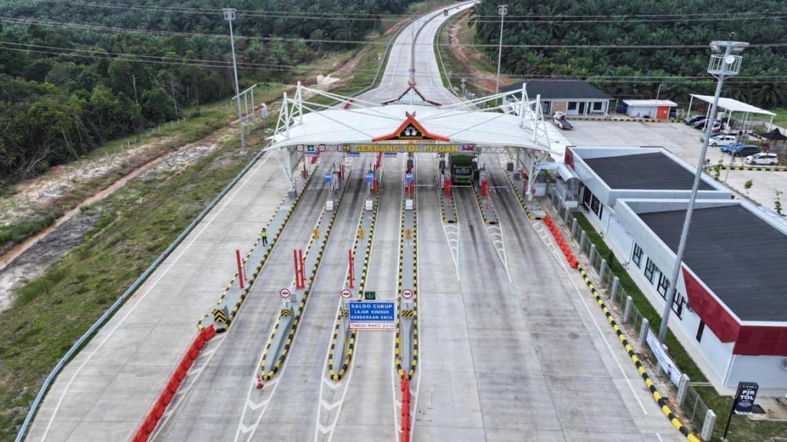gerbang tol pijoan salah satu penghubung jalan tol Jambi - Rengat.