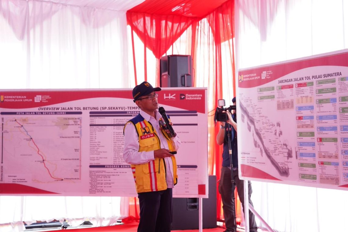 EVP Sekretaris Perusahaan Hutama Karya, Mardiansyah saat memaparkan progres pekerjaan tol Betejam. (Dok: Rudi)