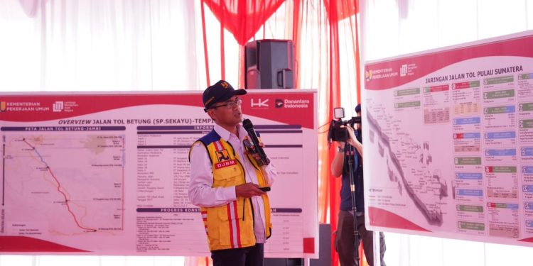 EVP Sekretaris Perusahaan Hutama Karya, Mardiansyah saat memaparkan progres pekerjaan tol Betejam. (Dok: Rudi)