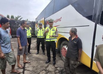 Satgas Preemtif Polda Jambi melakukan ramp check armada dan pemeriksaan dokumen sopir di pangkalan bus PO Jambi Transport Auto dalam rangka Operasi Keselamatan 2026.