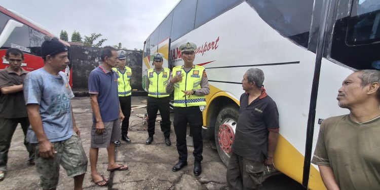 Satgas Preemtif Polda Jambi melakukan ramp check armada dan pemeriksaan dokumen sopir di pangkalan bus PO Jambi Transport Auto dalam rangka Operasi Keselamatan 2026.