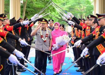 Kapolda Jambi Irjen Pol. Krisno H. Siregar memimpin langsung prosesi pelepasan Wakapolda Jambi Brigjen Pol. M. Mustaqim melalui tradisi pedang pora di Lapangan Hitam Mapolda Jambi, Kamis (5/2/2026) (Dok. Humas Polda Jambi)