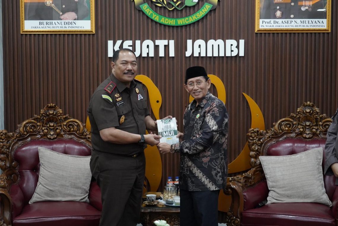 Kepala Kejati Jambi Sugeng Hariadi menerima kunjungan Ketua MUI Provinsi Jambi Dr. H. M. Yusuf Umar beserta jajaran untuk memperkuat sinergi sosialisasi KUHP dan KUHAP baru di Jambi.