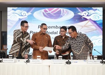 Pejabat Sementara Kepala Eksekutif Pengawas Pasar Modal, Keuangan Derivatif dan Bursa Karbon OJK Hasan Fawzi dalam Konferensi Pers yang diselenggarakan di Bursa Efek Indonesia, Senin, bersama jajaran OJK dan Direksi Self-Regulatory Organization (SRO). (Dok: OJK)