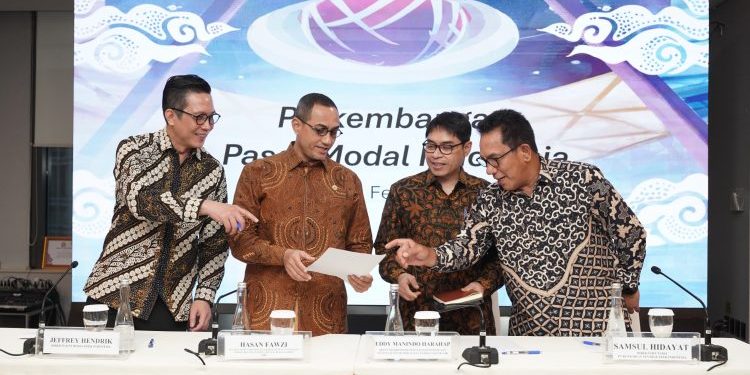 Pejabat Sementara Kepala Eksekutif Pengawas Pasar Modal, Keuangan Derivatif dan Bursa Karbon OJK Hasan Fawzi dalam Konferensi Pers yang diselenggarakan di Bursa Efek Indonesia, Senin, bersama jajaran OJK dan Direksi Self-Regulatory Organization (SRO). (Dok: OJK)