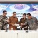 Pejabat Sementara Kepala Eksekutif Pengawas Pasar Modal, Keuangan Derivatif dan Bursa Karbon OJK Hasan Fawzi dalam Konferensi Pers yang diselenggarakan di Bursa Efek Indonesia, Senin, bersama jajaran OJK dan Direksi Self-Regulatory Organization (SRO). (Dok: OJK)