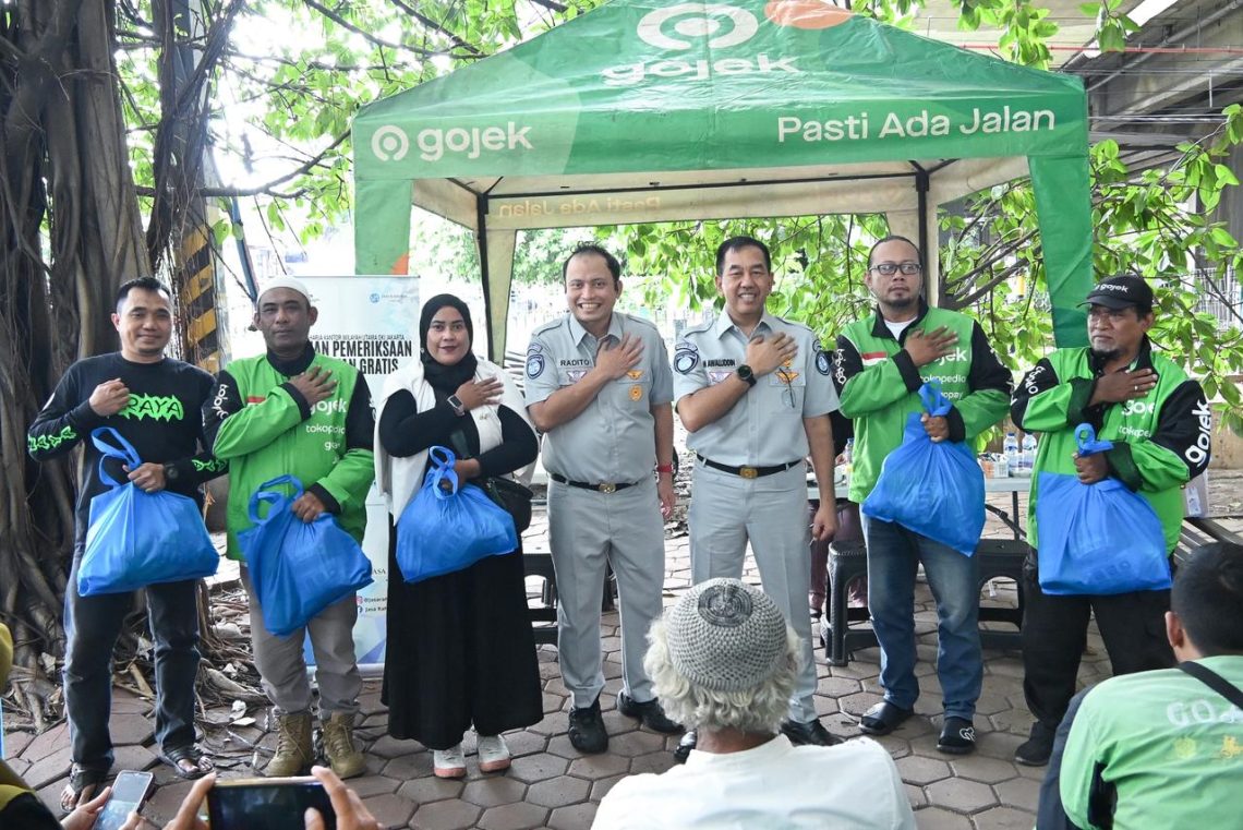 Direktur Utama Jasa Raharja Muhammad Awaluddin (tengah) menyerahkan bantuan kepada perwakilan komunitas ojek online saat kunjungan kerja di Basecamp Ojol Rawa Buaya, Jakarta Barat, Selasa (17/2/2026). (Dok. humas JR Jambi)