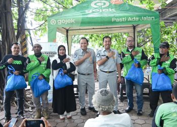 Direktur Utama Jasa Raharja Muhammad Awaluddin (tengah) menyerahkan bantuan kepada perwakilan komunitas ojek online saat kunjungan kerja di Basecamp Ojol Rawa Buaya, Jakarta Barat, Selasa (17/2/2026). (Dok. humas JR Jambi)