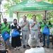 Direktur Utama Jasa Raharja Muhammad Awaluddin (tengah) menyerahkan bantuan kepada perwakilan komunitas ojek online saat kunjungan kerja di Basecamp Ojol Rawa Buaya, Jakarta Barat, Selasa (17/2/2026). (Dok. humas JR Jambi)