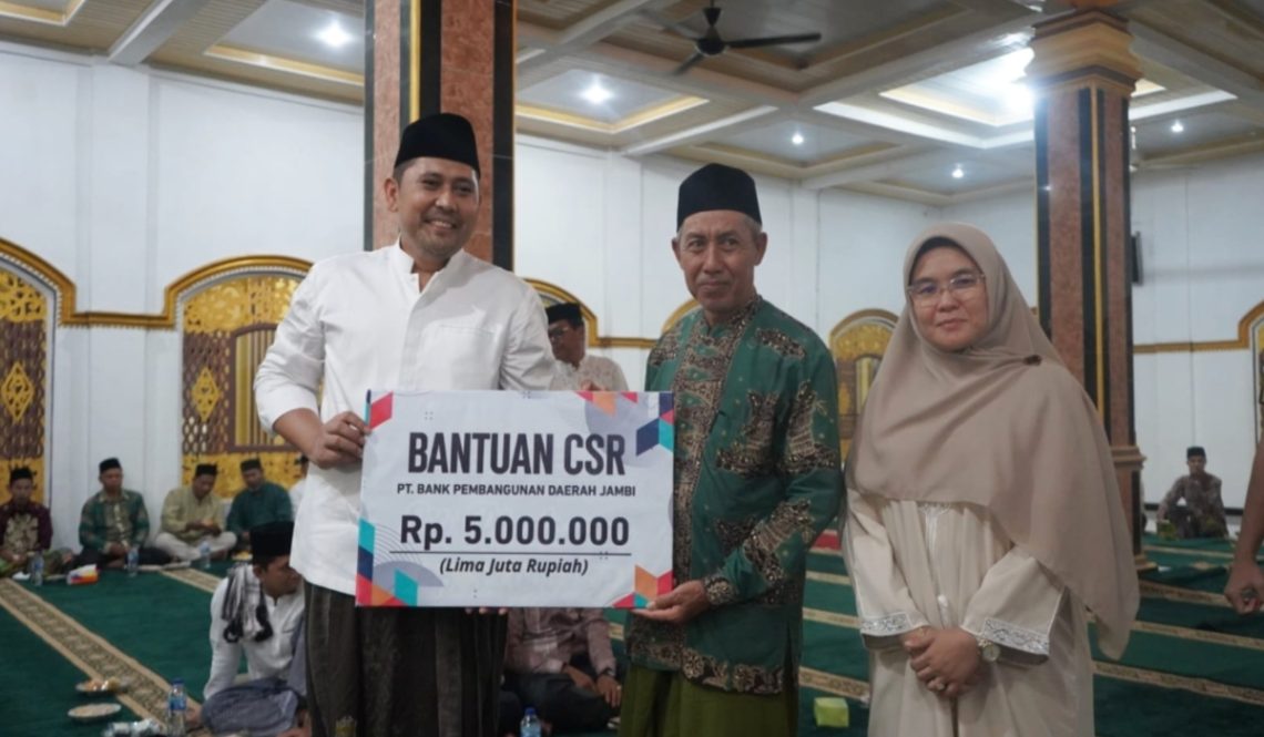 Bupati Merangin, M. Syukur saat memberikan bantuan saat safari ramadhan di Masjid Arafah, Desa Sungai Sahut, Kecamatan Tabir Selatan, Kamis (26/02). (Dok: Rudi)