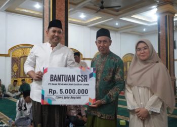 Bupati Merangin, M. Syukur saat memberikan bantuan saat safari ramadhan di Masjid Arafah, Desa Sungai Sahut, Kecamatan Tabir Selatan, Kamis (26/02). (Dok: Rudi)