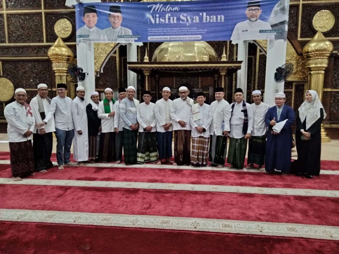 Sekretaris Daerah (Sekda) Provinsi Jambi Dr. H. Sudirman, SH, MH menggelar kegiatan Malam Nisfu Sya’ban di Masjid Agung Al-Falah Jambi.