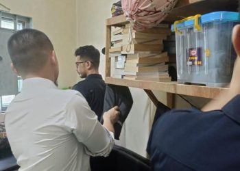 Petugas Lapas Kelas IIA Jambi melakukan penggeledahan kamar hunian warga binaan dalam razia blok hunian guna mencegah masuknya barang terlarang yang berpotensi mengganggu keamanan dan ketertiban Lapas. (Dok: Rahmat)