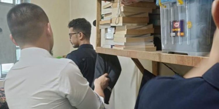 Petugas Lapas Kelas IIA Jambi melakukan penggeledahan kamar hunian warga binaan dalam razia blok hunian guna mencegah masuknya barang terlarang yang berpotensi mengganggu keamanan dan ketertiban Lapas. (Dok: Rahmat)
