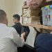 Petugas Lapas Kelas IIA Jambi melakukan penggeledahan kamar hunian warga binaan dalam razia blok hunian guna mencegah masuknya barang terlarang yang berpotensi mengganggu keamanan dan ketertiban Lapas. (Dok: Rahmat)