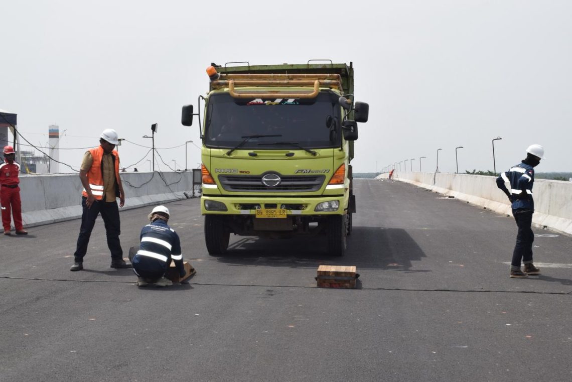 Petugas melakukan Uji Laik Fungsi (ULF) di Jembatan Musi V yang menjadi bagian dari Jalan Tol Palembang–Betung di Palembang, Sumatera Selatan. (Dok: Hutama Karya)
