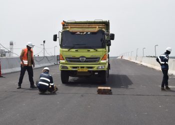 Petugas melakukan Uji Laik Fungsi (ULF) di Jembatan Musi V yang menjadi bagian dari Jalan Tol Palembang–Betung di Palembang, Sumatera Selatan. (Dok: Hutama Karya)