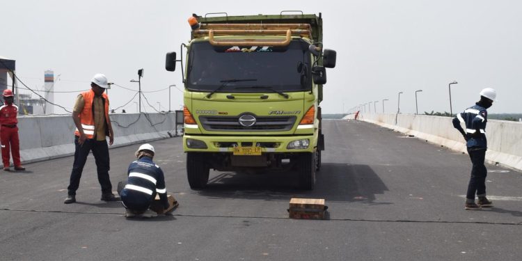 Petugas melakukan Uji Laik Fungsi (ULF) di Jembatan Musi V yang menjadi bagian dari Jalan Tol Palembang–Betung di Palembang, Sumatera Selatan. (Dok: Hutama Karya)