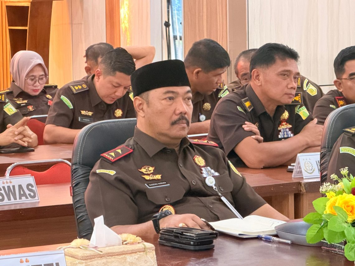 Kepala Kejaksaan Tinggi Jambi, Sugeng Hariadi, bersama jajaran jaksa mengikuti Focus Group Discussion (FGD) penyusunan pedoman penyelesaian perkara pidana sektor Sumber Daya Alam di luar pengadilan secara daring dari Aula Kejati Jambi, Senin (9/3/2026). (Dok: Rudi)