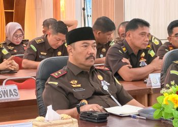 Kepala Kejaksaan Tinggi Jambi, Sugeng Hariadi, bersama jajaran jaksa mengikuti Focus Group Discussion (FGD) penyusunan pedoman penyelesaian perkara pidana sektor Sumber Daya Alam di luar pengadilan secara daring dari Aula Kejati Jambi, Senin (9/3/2026). (Dok: Rudi)