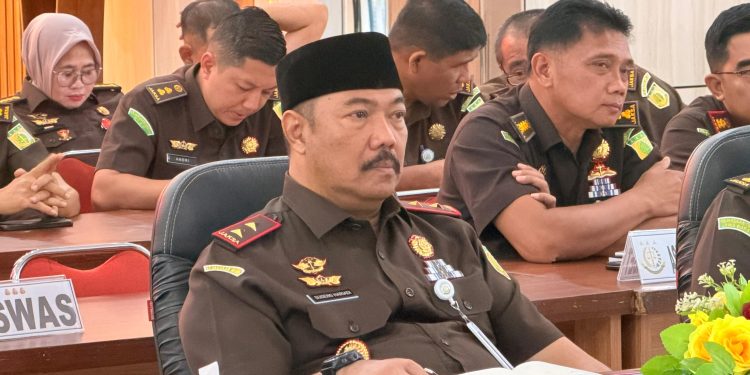Kepala Kejaksaan Tinggi Jambi, Sugeng Hariadi, bersama jajaran jaksa mengikuti Focus Group Discussion (FGD) penyusunan pedoman penyelesaian perkara pidana sektor Sumber Daya Alam di luar pengadilan secara daring dari Aula Kejati Jambi, Senin (9/3/2026). (Dok: Rudi)