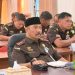 Kepala Kejaksaan Tinggi Jambi, Sugeng Hariadi, bersama jajaran jaksa mengikuti Focus Group Discussion (FGD) penyusunan pedoman penyelesaian perkara pidana sektor Sumber Daya Alam di luar pengadilan secara daring dari Aula Kejati Jambi, Senin (9/3/2026). (Dok: Rudi)