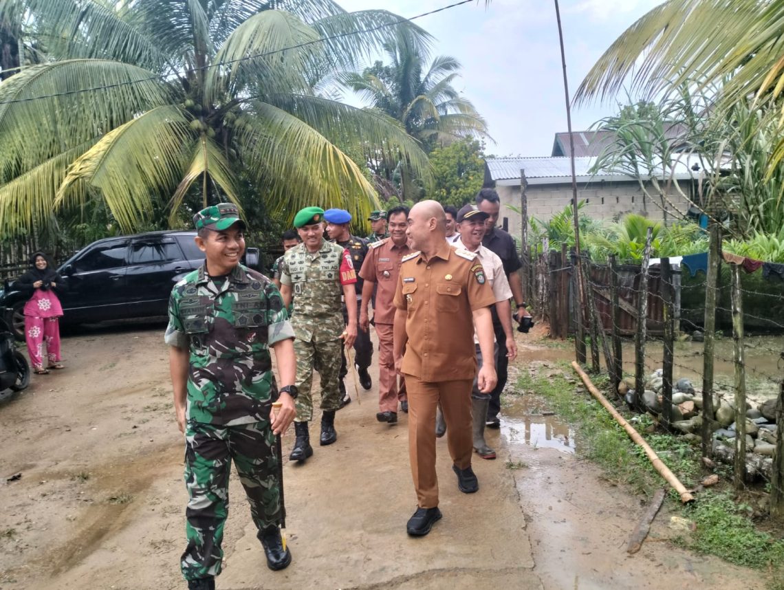 Danrem 042/Gapu saat meninjau pembangunan Koperasi Desa/Kelurahan Merah Putih (KDKMP) dan jembatan gantung di sejumlah wilayah Kabupaten Bungo, Senin (9/3/2026). (Dok: Rahmat)