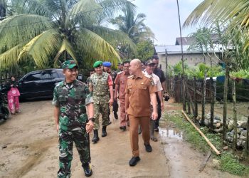 Danrem 042/Gapu saat meninjau pembangunan Koperasi Desa/Kelurahan Merah Putih (KDKMP) dan jembatan gantung di sejumlah wilayah Kabupaten Bungo, Senin (9/3/2026). (Dok:  Rahmat)