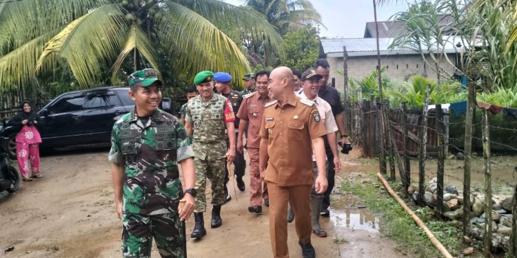 Danrem 042/Gapu saat meninjau pembangunan Koperasi Desa/Kelurahan Merah Putih (KDKMP) dan jembatan gantung di sejumlah wilayah Kabupaten Bungo, Senin (9/3/2026). (Dok: Rahmat)