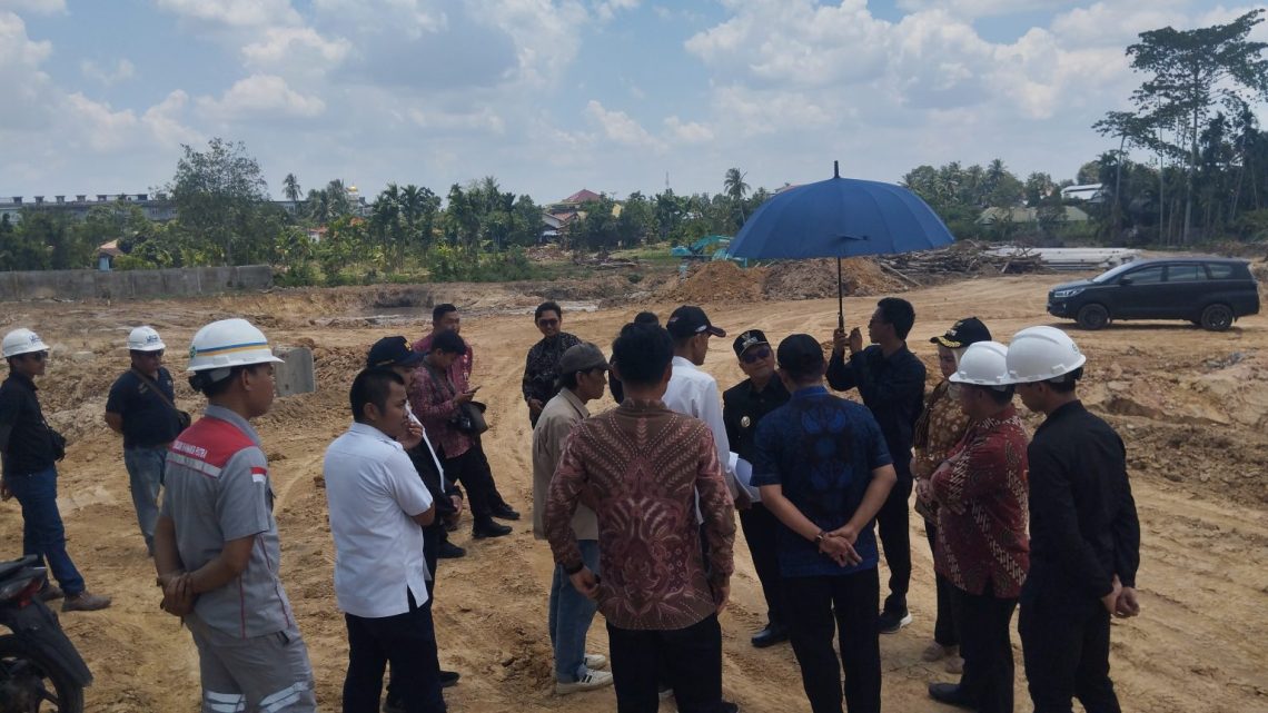 Wali Kota Jambi, Maulana, meninjau langsung progres pembangunan kolam retensi Danau Telago Kajang Lako di Kelurahan Paal V, Kecamatan Kotabaru, Kamis (12/3/2026). (Dok: Rahmat)