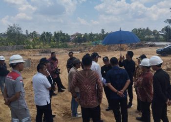 Wali Kota Jambi, Maulana, meninjau langsung progres pembangunan kolam retensi Danau Telago Kajang Lako di Kelurahan Paal V, Kecamatan Kotabaru, Kamis (12/3/2026). (Dok: Rahmat)