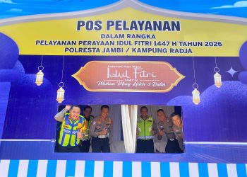 Kasat Lantas Polresta Jambi AKP Hadi Siswanto bersama jajaran Satlantas melakukan pengecekan kesiapan Pos Pam Operasi Ketupat 2026 di sejumlah titik di Kota Jambi, Kamis (12/3/2026). (Dok: Alpin)