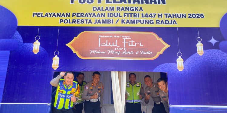 Kasat Lantas Polresta Jambi AKP Hadi Siswanto bersama jajaran Satlantas melakukan pengecekan kesiapan Pos Pam Operasi Ketupat 2026 di sejumlah titik di Kota Jambi, Kamis (12/3/2026). (Dok: Alpin)