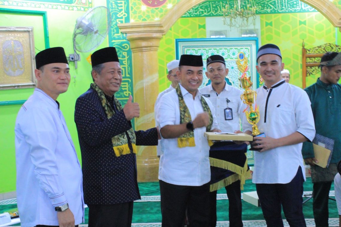 Wakil Gubernur Jambi Abdullah Sani memberikan tausiyah saat penutupan pesantren kilat Ramadhan di Lembaga Pemasyarakatan Kelas IIA Jambi, Kamis (12/3/2026). (Dok: Rahmat)