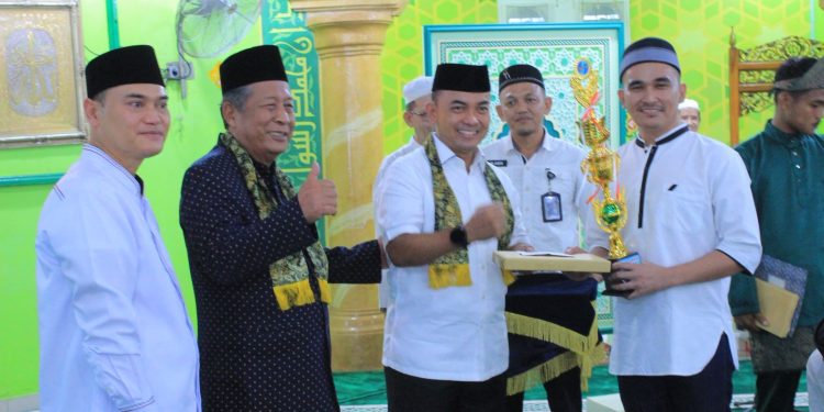 Wakil Gubernur Jambi Abdullah Sani memberikan tausiyah saat penutupan pesantren kilat Ramadhan di Lembaga Pemasyarakatan Kelas IIA Jambi, Kamis (12/3/2026). (Dok: Rahmat)