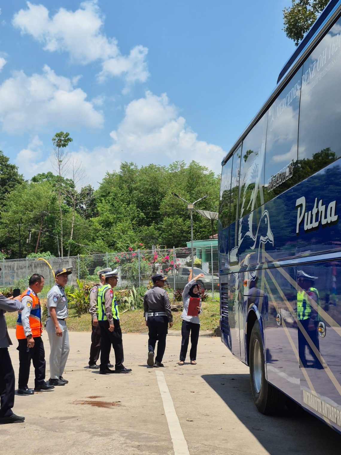 Petugas dari Jasa Raharja, Satlantas Polresta Jambi, Dinas Perhubungan, dan BPTD Kelas II Jambi berfoto bersama di depan armada bus usai melakukan kegiatan ramp check dan pemasangan stiker edukasi keselamatan Practical Guidance pada angkutan umum penumpang di Kota Jambi, Kamis (12/3/2026). (Dok. Rudi)