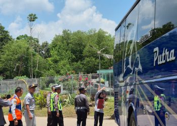 Petugas dari Jasa Raharja, Satlantas Polresta Jambi, Dinas Perhubungan, dan BPTD Kelas II Jambi berfoto bersama di depan armada bus usai melakukan kegiatan ramp check dan pemasangan stiker edukasi keselamatan Practical Guidance pada angkutan umum penumpang di Kota Jambi, Kamis (12/3/2026). (Dok. Rudi)