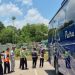 Petugas dari Jasa Raharja, Satlantas Polresta Jambi, Dinas Perhubungan, dan BPTD Kelas II Jambi berfoto bersama di depan armada bus usai melakukan kegiatan ramp check dan pemasangan stiker edukasi keselamatan Practical Guidance pada angkutan umum penumpang di Kota Jambi, Kamis (12/3/2026). (Dok. Rudi)