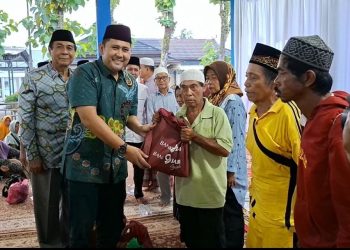 Bupati Merangin M. Syukur saat menghadiri buka puasa bersama ratusan petugas kebersihan atau “Pasukan Oranye” di Pendopo Rumah Dinas Bupati Merangin, Jumat (13/3).