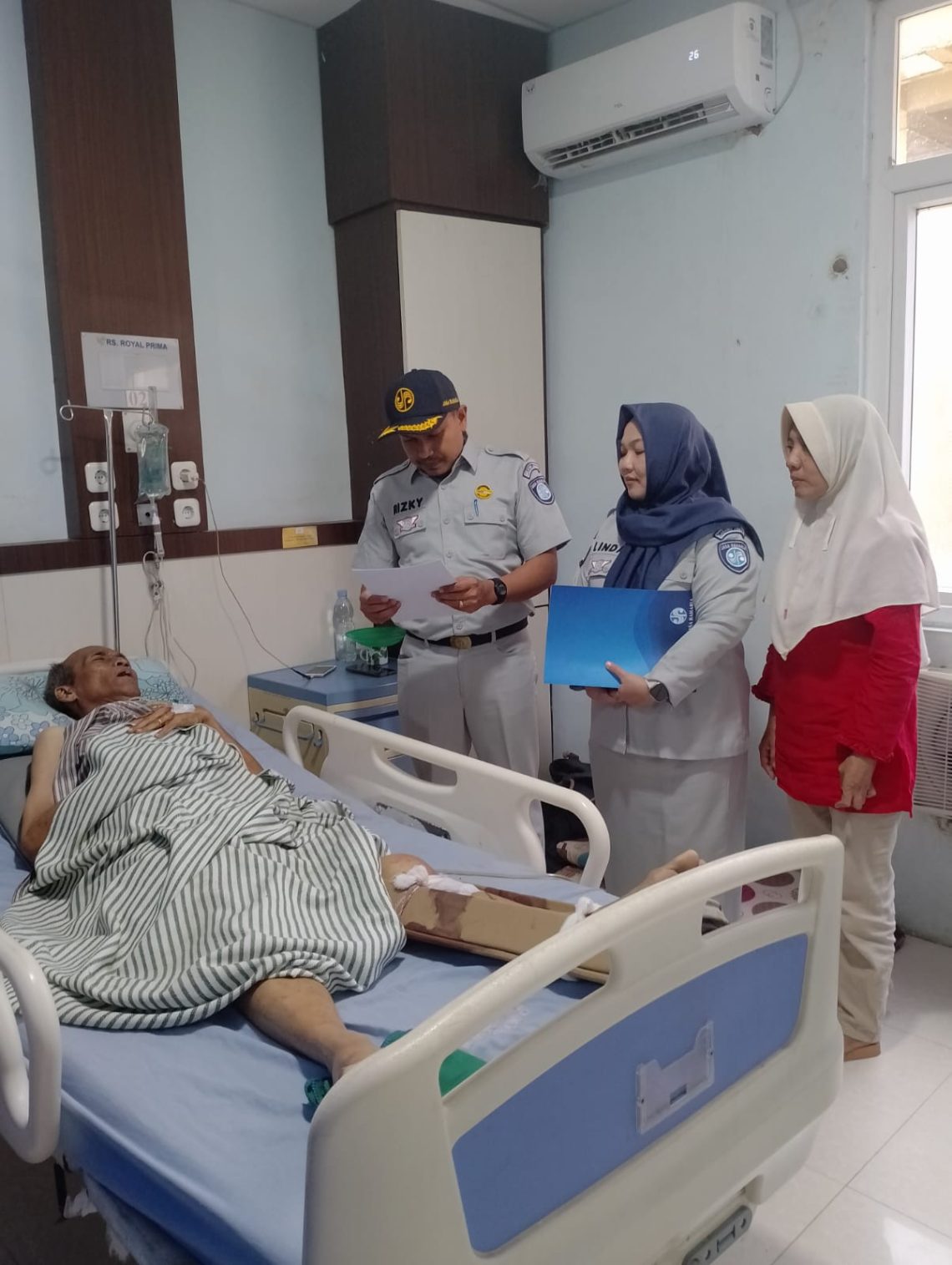 Petugas PT Jasa Raharja Kantor Wilayah Jambi bersama tenaga medis menyerahkan surat jaminan biaya perawatan kepada korban kecelakaan lalu lintas di Rumah Sakit Royal Prima Jambi, Rabu (11/3/2026). (Dok. Humas JR)