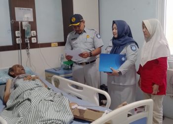 Petugas PT Jasa Raharja Kantor Wilayah Jambi bersama tenaga medis menyerahkan surat jaminan biaya perawatan kepada korban kecelakaan lalu lintas di Rumah Sakit Royal Prima Jambi, Rabu (11/3/2026). (Dok. Humas JR)