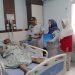 Petugas PT Jasa Raharja Kantor Wilayah Jambi bersama tenaga medis menyerahkan surat jaminan biaya perawatan kepada korban kecelakaan lalu lintas di Rumah Sakit Royal Prima Jambi, Rabu (11/3/2026). (Dok. Humas JR)